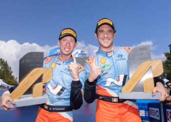 Thierry Neuville ja Martijn Wydaeghe, Kreeka rall ivõitu tähistamas 2024, Foto: Dufour Fabien / Hyundai Motorsport GmbH