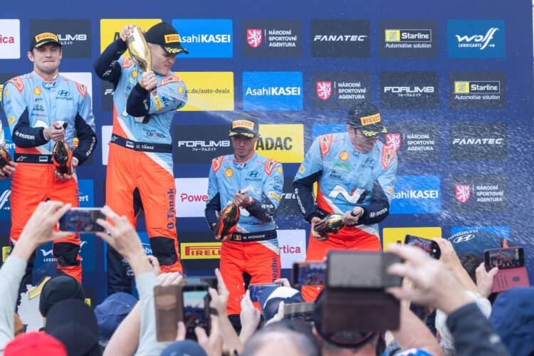 Ott Tänak ja Martin Järveoja Kesk-Euroopa MM-ralli võitu tähistamas, Foto: Austral / Hyundai Motorsport GmbH