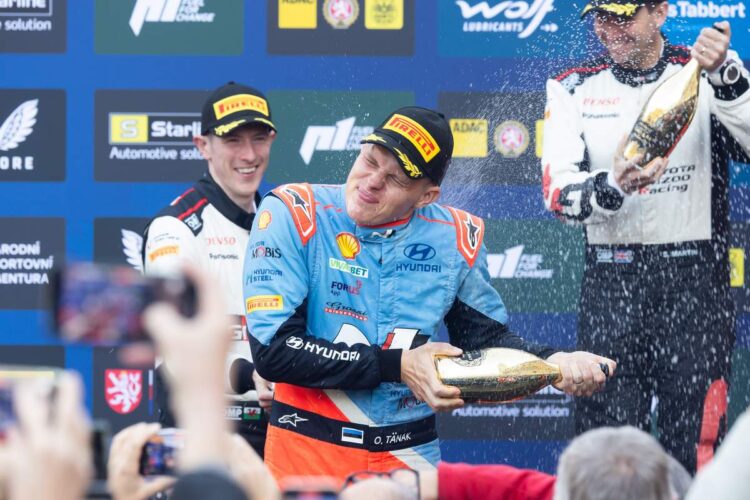 Ott Tänak ja Martin Järveoja Kesk-Euroopa MM-ralli võitu tähistamas, Foto: Austral / Hyundai Motorsport GmbH