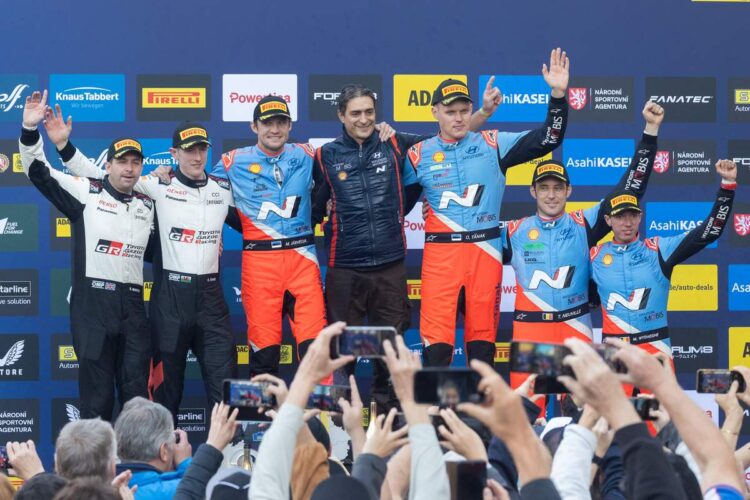 Ott Tänak ja Martin Järveoja Kesk-Euroopa MM-ralli võitu tähistamas, Foto: Austral / Hyundai Motorsport GmbH