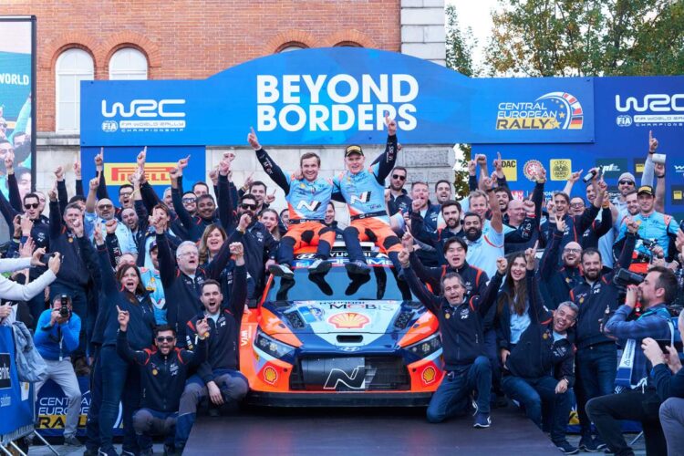 Ott Tänak ja Martin Järveoja 2024 Kesk-Euroopa MM-ralli võitu tähistamas, Foto: Austral / Hyundai Motorsport GmbH