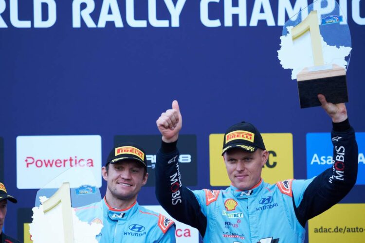 Ott Tänak ja Martin Järveoja Kesk-Euroopa MM-ralli võitu tähistamas, Foto: Austral / Hyundai Motorsport GmbH