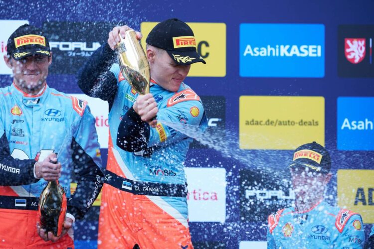 Ott Tänak ja Martin Järveoja Kesk-Euroopa MM-ralli võitu tähistamas, Foto: Austral / Hyundai Motorsport GmbH