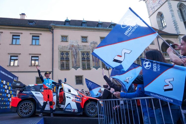 Ott Tänak ja Martin Järveoja Kesk-Euroopa MM-ralli võitu tähistamas, Foto: Austral / Hyundai Motorsport GmbH