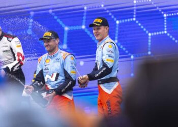 Ott Tanak ja Martin Jarveoja Tšiili ralli 2024 poodiumil, Foto: Austral / Hyundai Motorsport GmbH