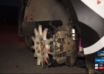 VIDEO: WRC2-meistritiitlit jahtiv Yohan Rossel pääses napilt üle katuse käimisest