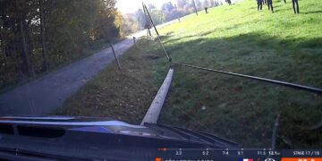 Ei või olla! Sebastien Ogier sõitis teelt välja ja katkestas ralli – VIDEO