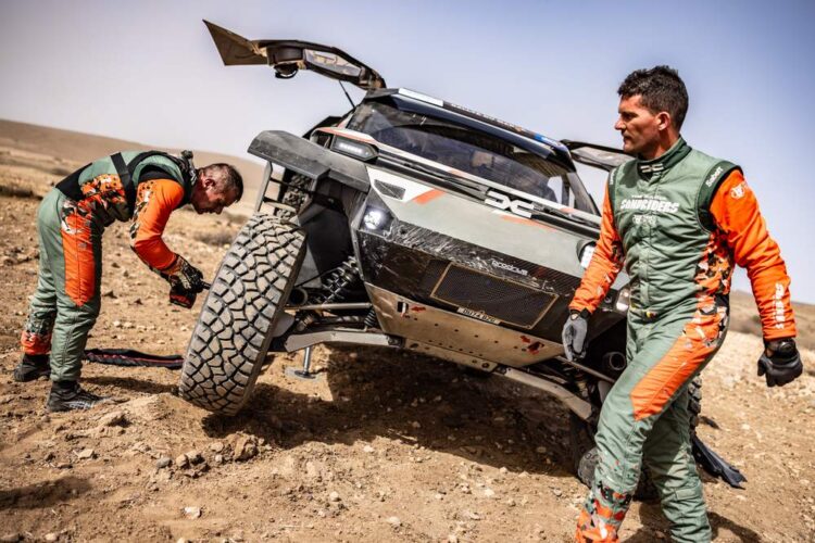 Sébastien Loeb ja Fabian Lurquin oma Dacia vedrustust remontimas, Rally Du Maroc 2024 Foto: Kin Marcin / Red Bull Content Pool