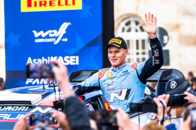 Ott Tänak ja Martin Järveoja Kesk-Euroopa MM-ralli võitu tähistamas, Foto: Jaanus Ree / Red Bull Content Pool