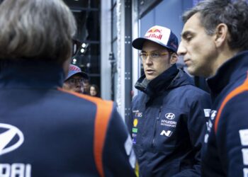 Thierry Neuville ja Cyril Abiteboul, Foto: Austral / Hyundai Motorsport GmbH