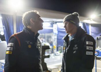 Ott Tänak ja Cyril Abiteboul Jaapani rallil 2024, Foto: Austral / Hyundai Motorsport GmbH