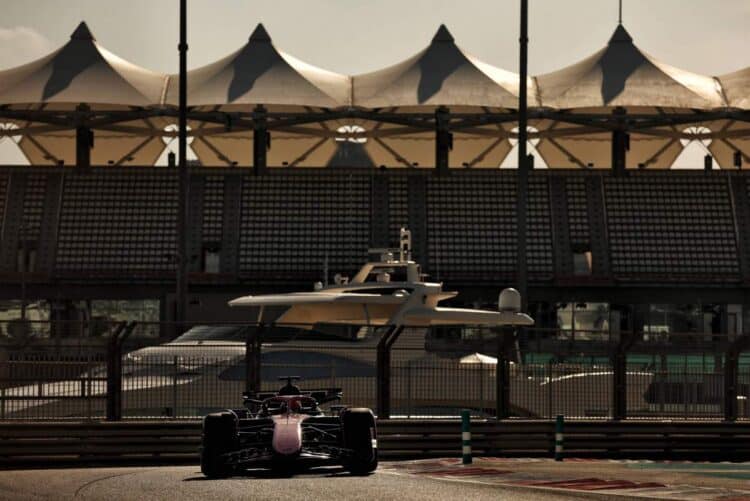 Paul Aron lõpetas elu esimese F1 testipäeva esikümnes – FOTOD