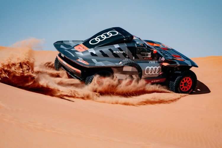 Tšehhis leiti looduskaitsealale tekkinud prügilast hüljatud Audi RS Q e-troni jäänused