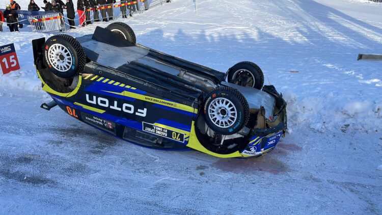 VIDEO: Milline ebaõnn! Peruu rallisõitja keeras Rootsi ralli viimasel hüppel oma auto katusele