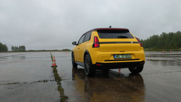 Õhtulehe ekipaaži sõiduvahendiks on Renault 5. Foto: erakogu