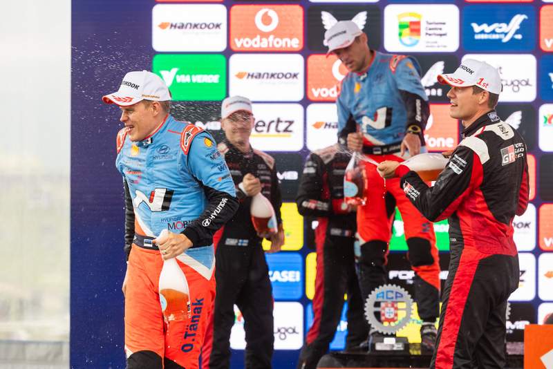Ott Tänak ja Martin Järveoja 2025 Portugali ralli poodiumil, Foto: Austral / Hyundai Motorsport GmbH