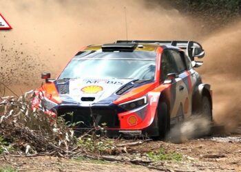 Kuvatõmmis videost: Ott Tänak ja Martin Järveoja Portugali ralli eelsel testil 2025