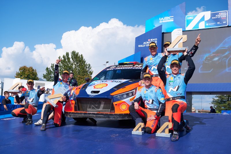Thierry Neuville, Martijn Wydaeghe, Ott Tanak, Martin Jarveoja, Dani Sordo, Candido Carrera, Kreeka ralli poodiumil 2024 Foto: Romain Thuillier / Hyundai Motorsport GmbH