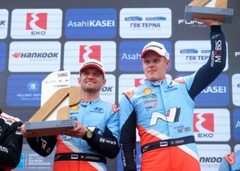 Ott Tänak ja Martin Järveoja Kreeka MM-ralli poodiumil 2025, Foto: Romain Thuillier / Hyundai Motorsport GmbH
