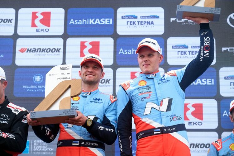 Ott Tänak ja Martin Järveoja Kreeka MM-ralli poodiumil 2025, Foto: Romain Thuillier / Hyundai Motorsport GmbH