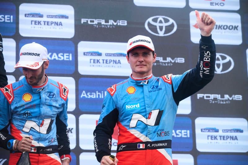Adrien Fourmaux Kreeka MM-ralli 2025 poodiumil, FOto: Romain Thuillier / Hyundai Motorsport GmbH