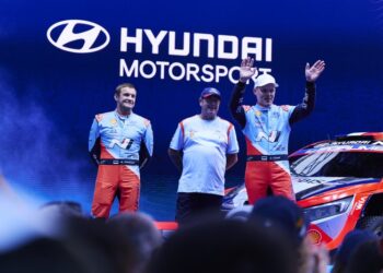 Ott Tänak ja Martin Järveoja Sardiinia MM-ralli avamisel, Foto: Vincent Thuillier / Hyundai Motorsport GmbH