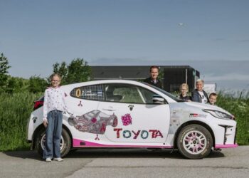 Võidutööga kaunistatud nullauto ja Liv Grete perega. Foto: Toyota