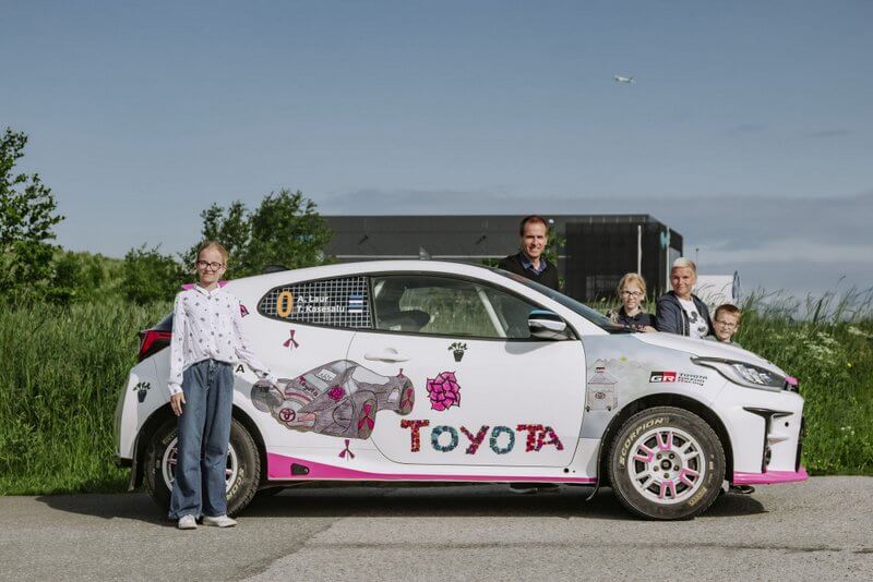 Võidutööga kaunistatud nullauto ja Liv Grete perega. Foto: Toyota