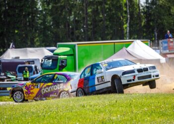 Hilisem BMW RX3000 klassi võitja Lainar Lepaste ärev hetk eelsõidus. Fotod: Pille Russi