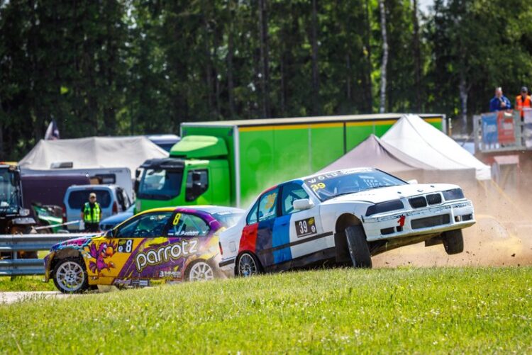 Hilisem BMW RX3000 klassi võitja Lainar Lepaste ärev hetk eelsõidus. Fotod: Pille Russi
