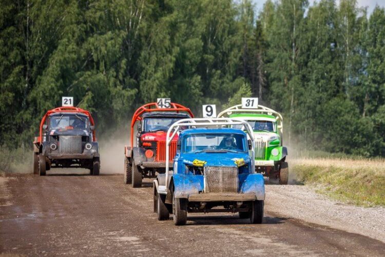 Missos sõidetakse autokrossi. Foto: Pille Russi