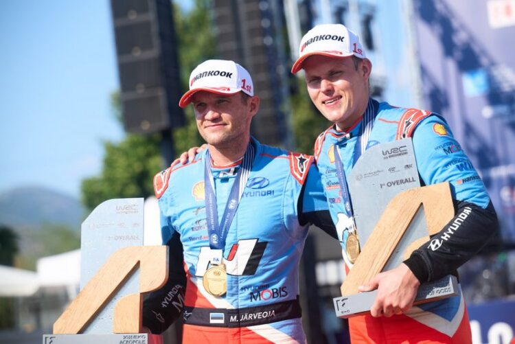 Ott Tänak ja Martin Järveoja Kreeka ralli poodiumil 2025, Foto: Romain Thuillier / Hyundai Motorsport GmbH