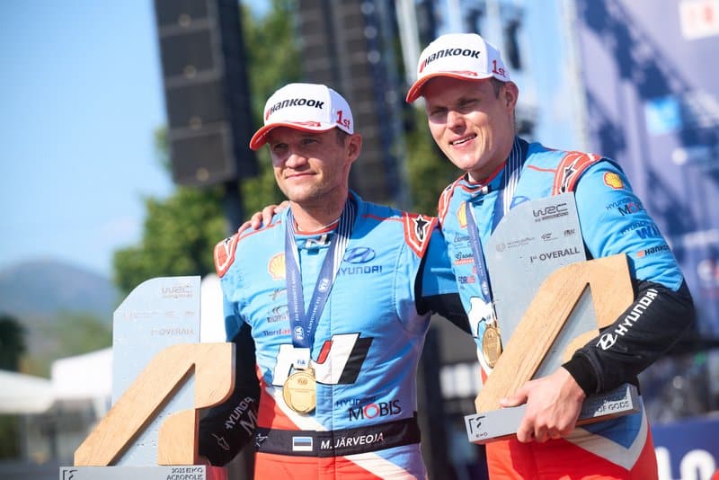 Ott Tänak ja Martin Järveoja Kreeka ralli poodiumil 2025, Foto: Romain Thuillier / Hyundai Motorsport GmbH