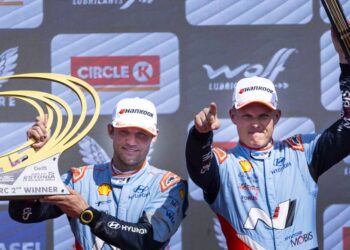 Ott Tänak ja Martin Järveoja Rally Estonia poodiumil 2025, Foto:: Austral / Hyundai Motorsport GmbH