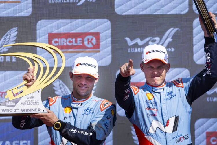 Ott Tänak ja Martin Järveoja Rally Estonia poodiumil 2025, Foto:: Austral / Hyundai Motorsport GmbH
