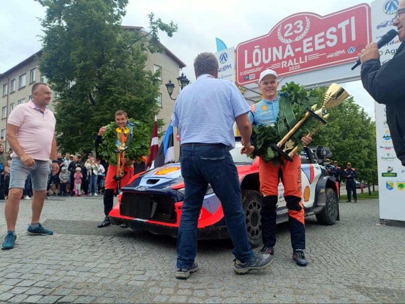 Ott Tänak ja Martin Järveoja Lõuna Eesti ralli poodiumil, Foto: Rašmus Mér Allekõrs