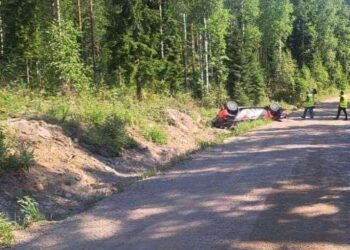 PILTUUDIS: Adrien Fourmaux´ keeras Soome MM-ralli eelsel testil Hyundai üle katuse