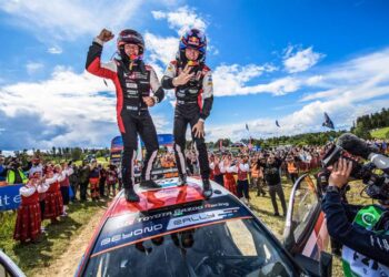Kalle Rovanperä ja Jonne HalttunenOma kolmandat Rally Estonia võitu tähistamas, 2023, Foto: @World / Red Bull Content Pool