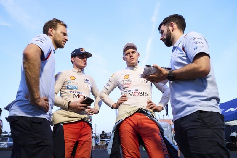 Ott Tänak ja Adrien Fourmaux, Paraguay MM-ralli 2025, Foto: Vincent Thuillier / Hyundai Motorsport GmbH