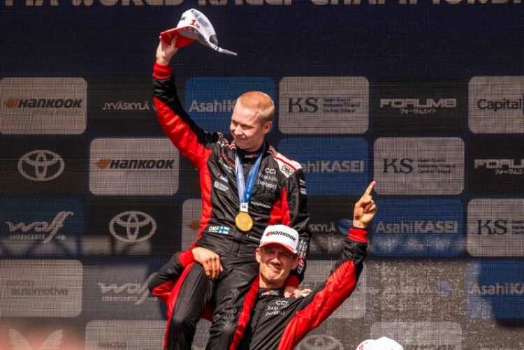 Kalle Rovanperä Soome MM-ralli võitu tähistamas, Foto: Jaanus Ree / Red Bull Content Pool