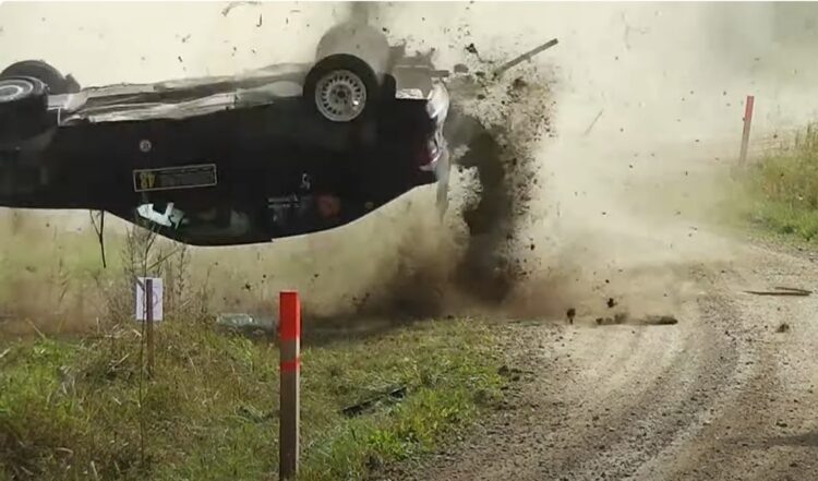 Läti rallil juhtunud raskes avariis sai kaardilugeja tõsiseid vigastusi – VIDEOD