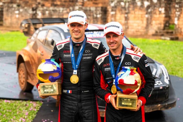 Sébastien Ogier ja Vincent Landais Paraguay MM-ralli poodium 2025, Foto: Jaanus Ree / Red Bull Content Pool