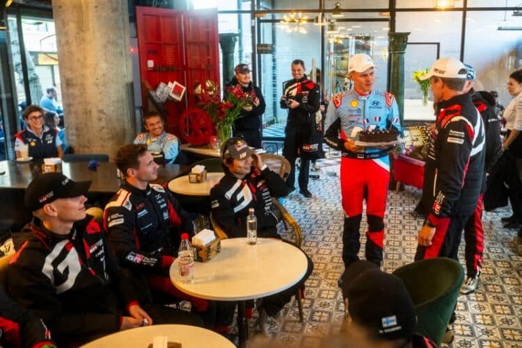Tänak Ogier’le 200. stardi puhul torti üle andmas, Foto: Jaanus Ree / Red Bull Content Pool