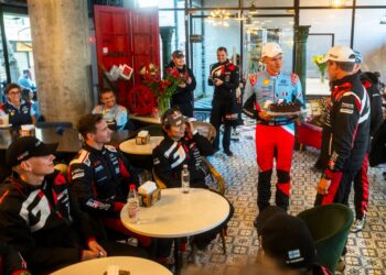 Tänak Ogier’le 200. stardi puhul torti üle andmas, Foto: Jaanus Ree / Red Bull Content Pool