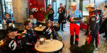Tänak Ogier’le 200. stardi puhul torti üle andmas, Foto: Jaanus Ree / Red Bull Content Pool