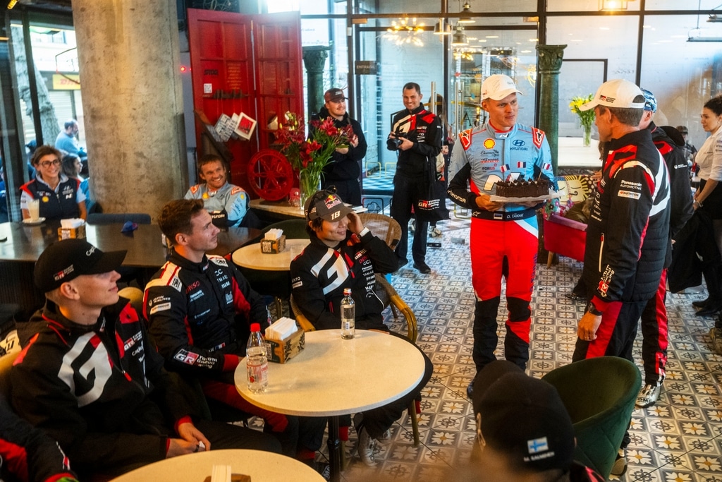 Tänak Ogier’le 200. stardi puhul torti üle andmas, Foto: Jaanus Ree / Red Bull Content Pool