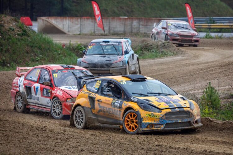 SuperCaride sõitu juhib meistrivõistlustel teist positsiooni hoidev Siim Sündema, teine on sarja liider Arvo Kask. Foto: Pille Russi