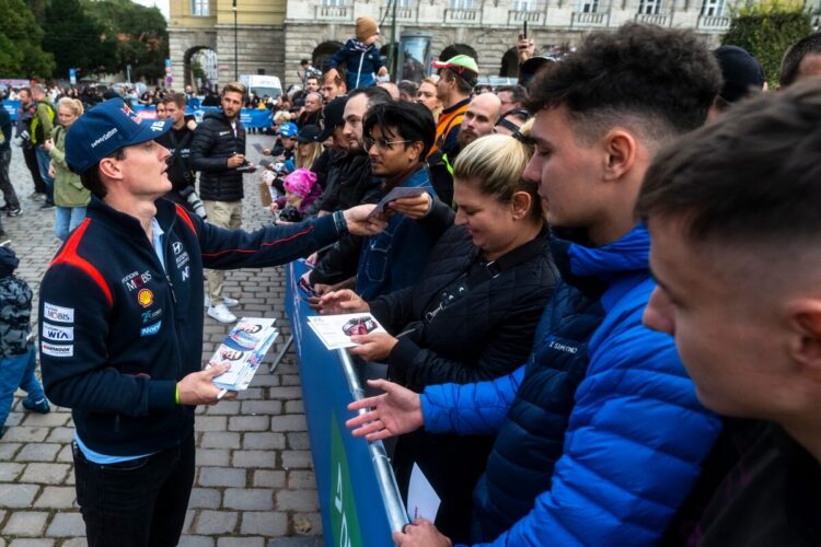 Adrien Fourmaux jagab autogramme. Foto: Jaanus Ree / Red Bull Content Pool