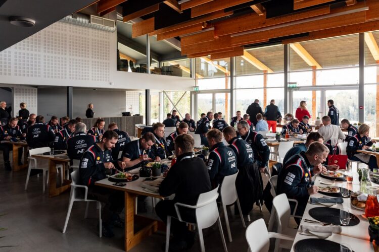 Urmo Aava sai Ott Tänaku kõrvalistmel elu esimese Rally1 auto kogemuse – PILDID