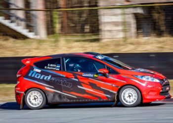 Noored võistlesid Bikerniekil kevadise crosskartide rallisprindi raames. Foto: Pille Russi